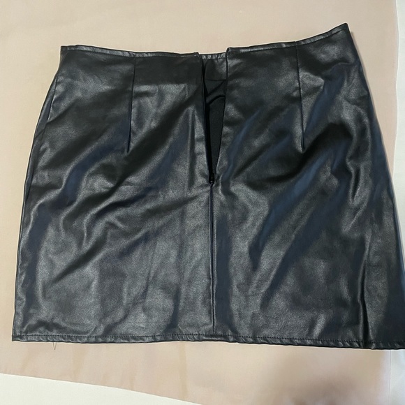 Black Leather skirt - Picture 4 of 5
